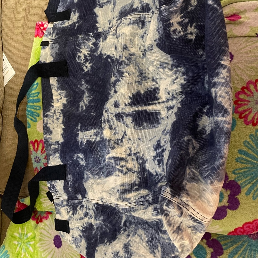 New Horizons tote. Pattern is Tye Dye Sky. Brand is 31. New with tags.